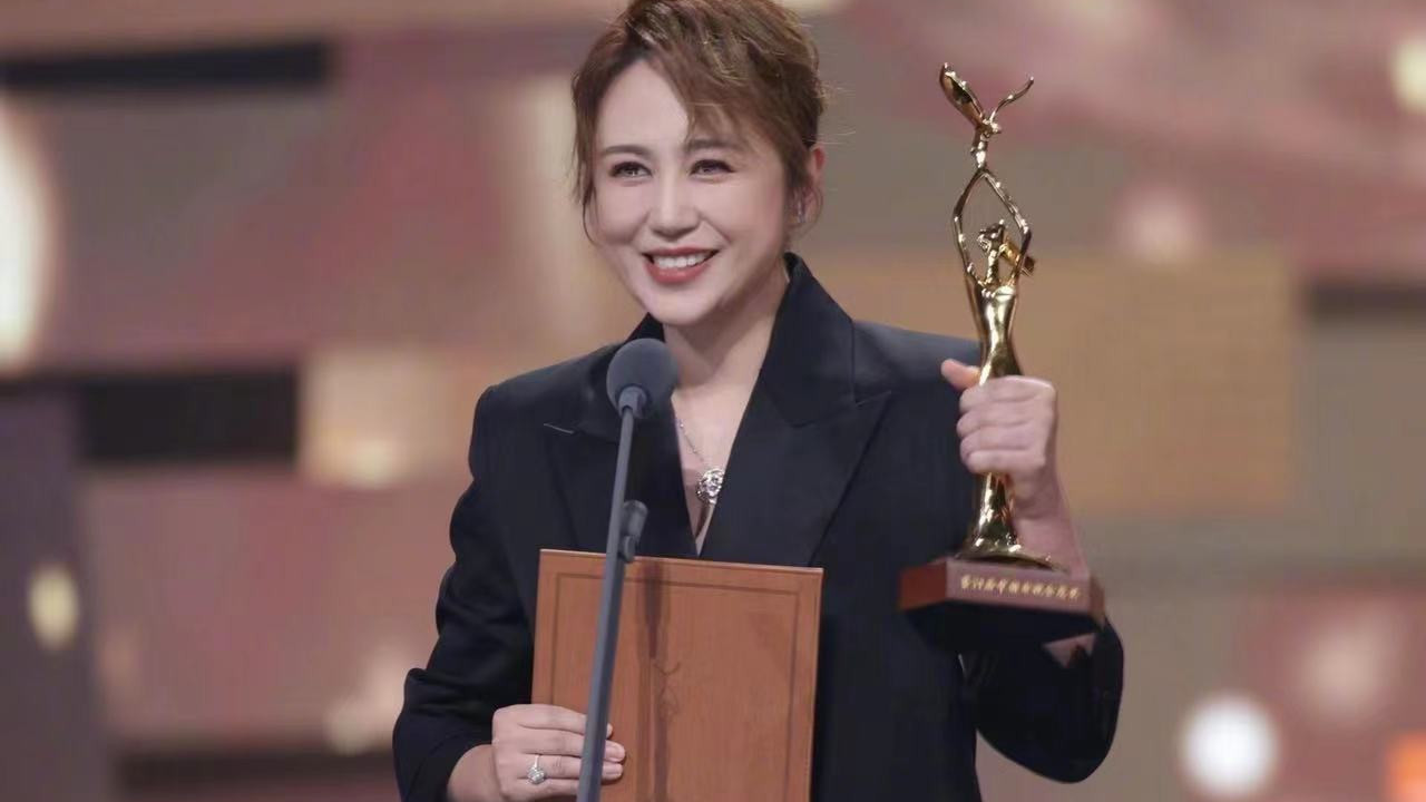 马丽获金鹰奖最佳女配角 何炅泪洒舞台