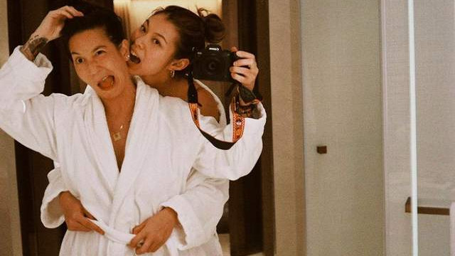 王敏德|王敏德大女儿与妻子秀恩爱！甜蜜揽腰咬耳朵，9月在美国举行婚礼