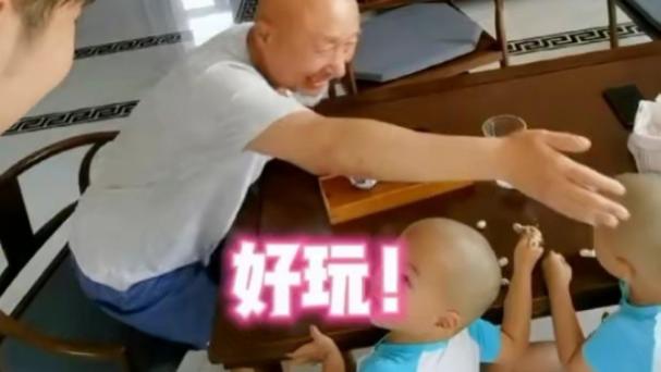 陈凯歌|喜剧大师陈佩斯罕晒双胞胎孙子！三人同为光头，爷孙共用一张脸