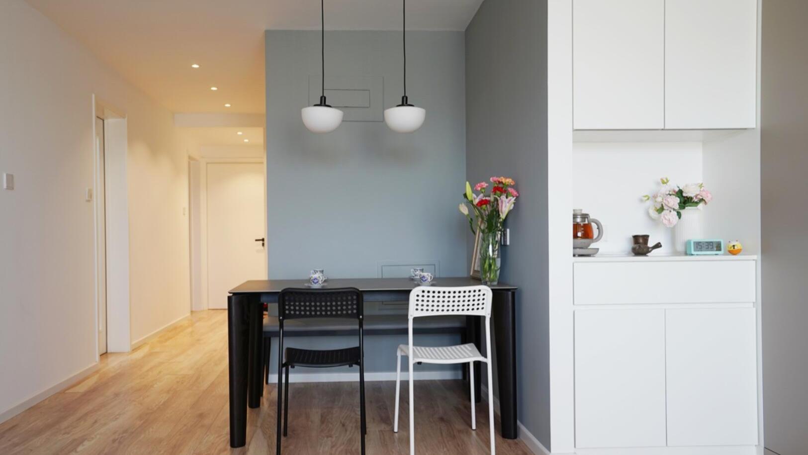 沙发一定得靠墙摆放？看她家，转个方向后，立马多了一组柜子