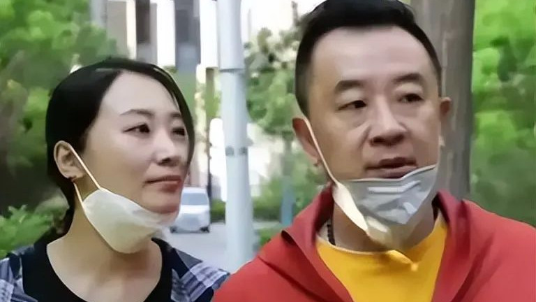 黄海波|黄海波和老婆拍小视频，中年发福变油腻男，6岁年龄差却像父女