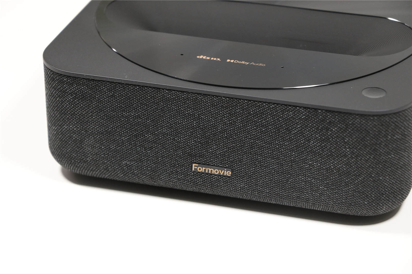 投影仪|贴墙投出百吋画面 你的第一台超短焦激光投影 可以是峰米R1 Nano