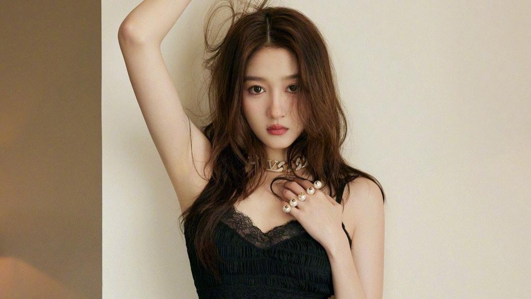 关晓彤|关晓彤的身材不是盖的！性感小黑裙秀满屏大长腿，比衣架子还要直