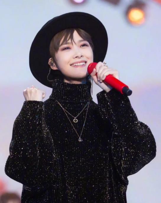 李宇春父亲 女儿4登春晚是我的骄傲 如今她38岁仍未婚让我操碎心 李宇春她爸 李宇春和妈妈