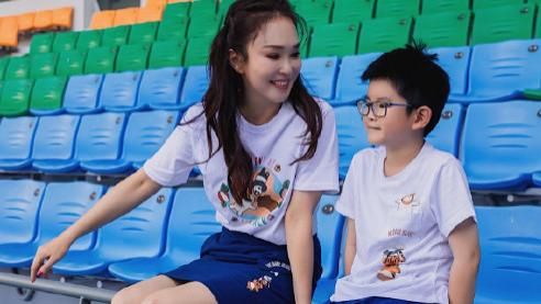 奔跑吧兄弟|51岁范文芳与儿子看表演，打扮好少女，拍照时脚踩椅子上惹争议