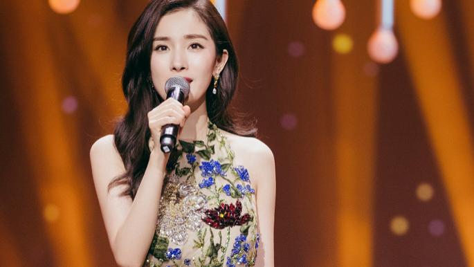 杨幂|85花卫视春晚比美：杨幂万元礼服抢镜，唐嫣四套迎战，杨颖低调