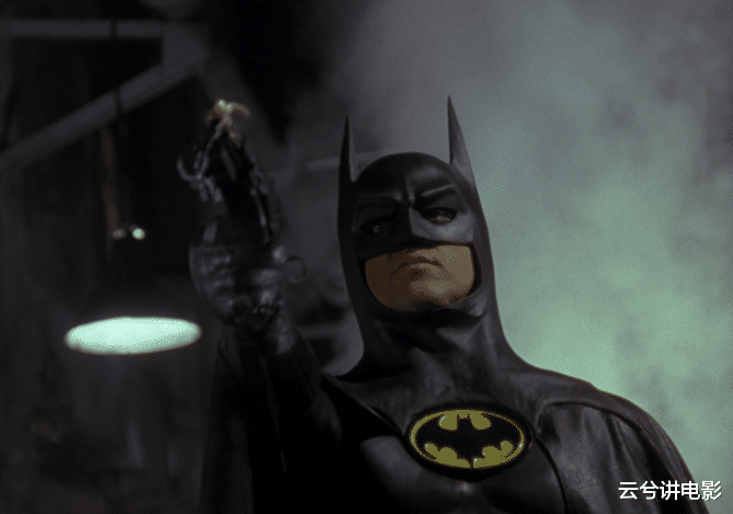 《蝙蝠侠黑暗骑士》：展现了一个有神格的英雄，和一个最强的反派