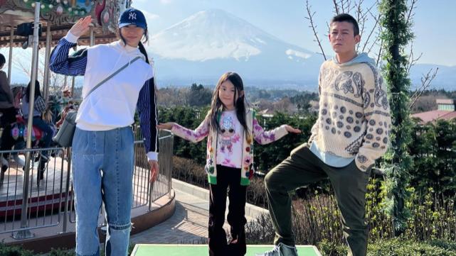 陈冠希|陈冠希罕见晒一家三口全家福：女儿站在C位，陈冠希颜值回春