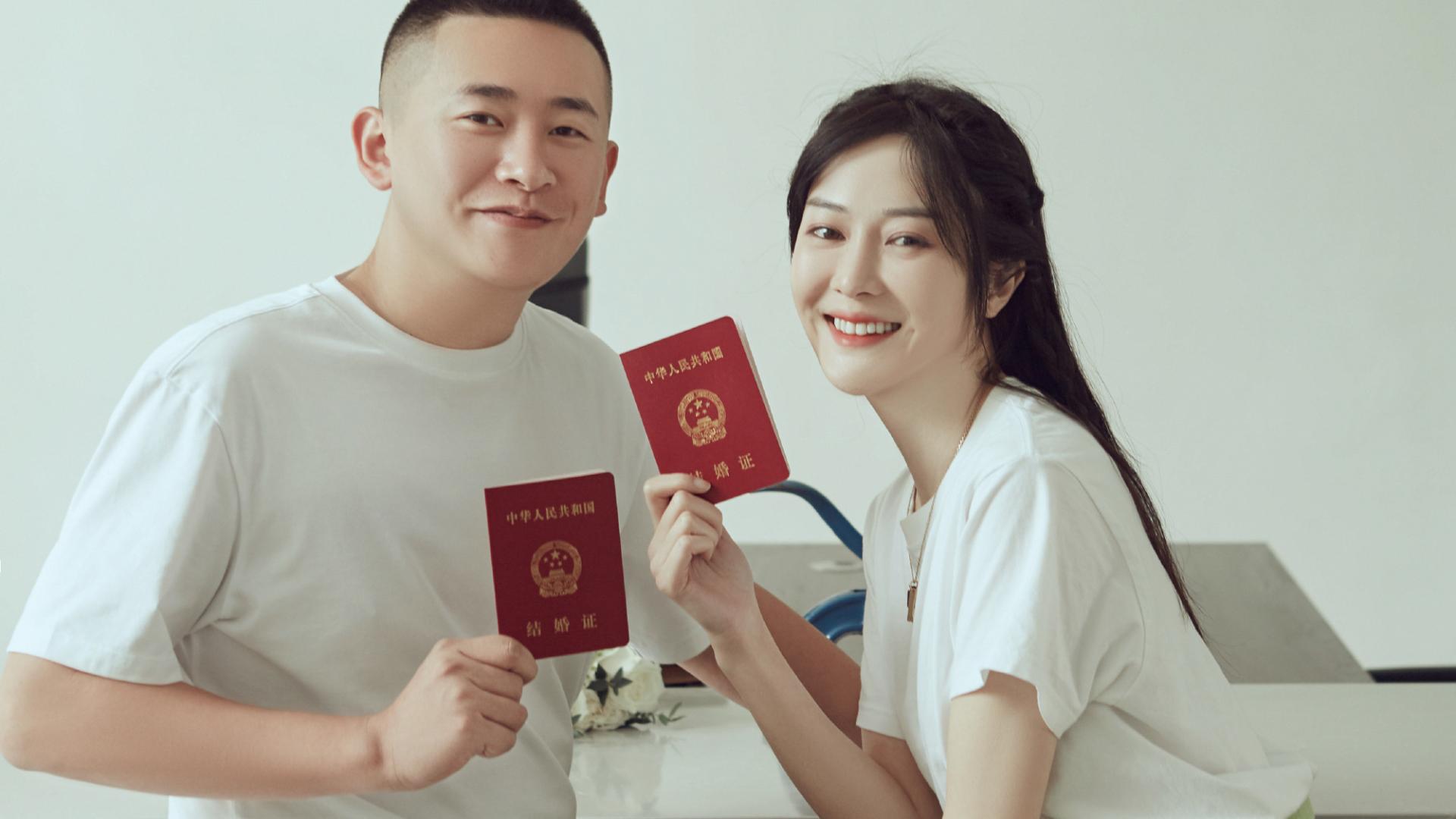 周娇|甜！35岁“黑魔仙小月”嫁小10岁导演男友，民政局领证现场照曝光