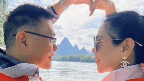 沈梦辰|沈梦辰一家游桂林！沈爸沈妈现场秀恩爱，戴5000多元耳坠好贵气