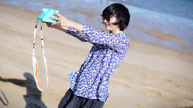 孙俪|孙俪这身材真浪费，高温海边穿长袖配长裤，色彩暗淡没气色太养生