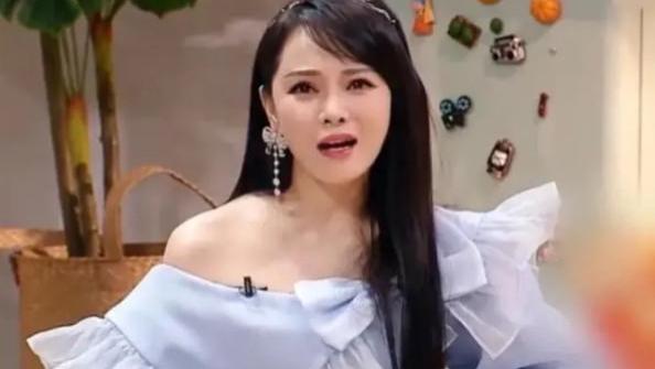 伊能静|伊能静卖二手被骂割韭菜，哈利赤裸嬉戏现危险示范，网友：没救了