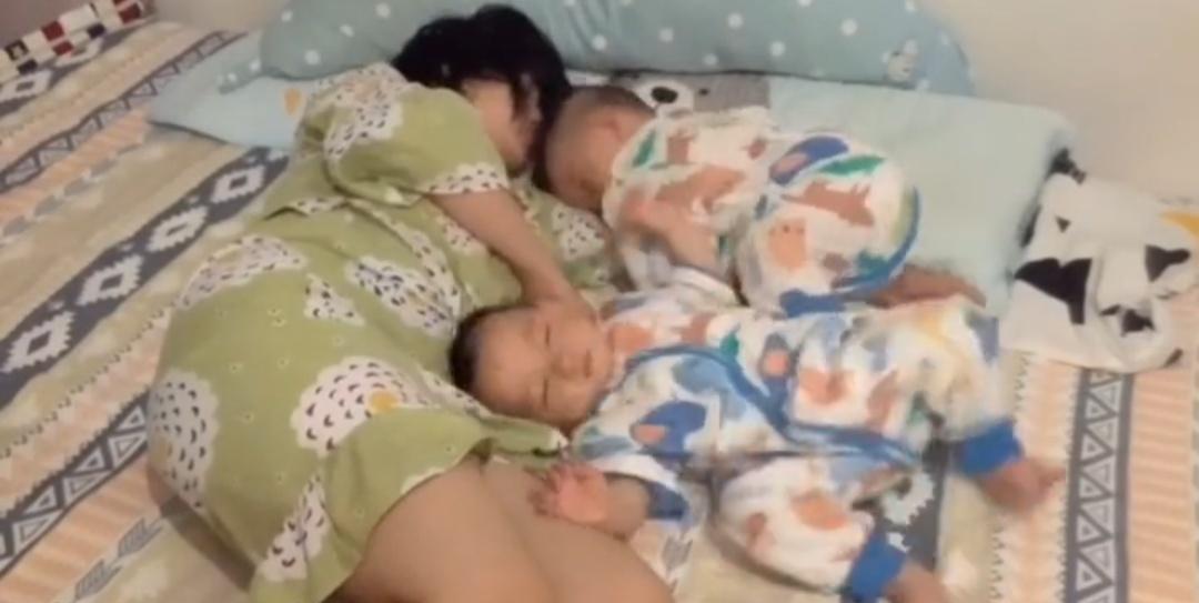双胞胎妈妈太累不小心睡着，接下来发生的画面，看着真暖心