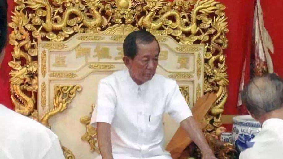 周钦南|“摸顶”白龙王：13岁开天眼，40岁成先知，明星们为何深信不疑？