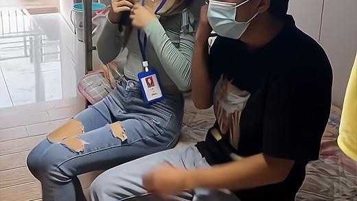 打工仔和女友秀恩爱，内衣里掏纸巾看呆众人，网友：又想骗我进厂