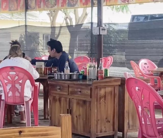王思聪|王思聪三亚街头吃边炉，4名网红女相伴，“有钱人的快乐”