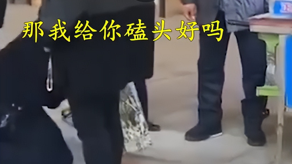 湖南长沙，大爷占道卖糖葫芦，城管多次劝离无果竟向大爷下跪磕头