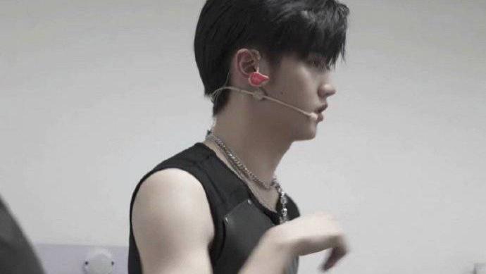 焉栩嘉|张子枫画过的一张画被曝像焉栩嘉，画上配文“loveyou”