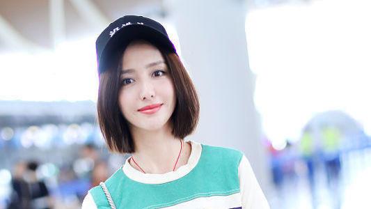 佟丽娅|佟丽娅这机场照虽是精修过的，但是气质是真甜美，穿条纹衫好可爱