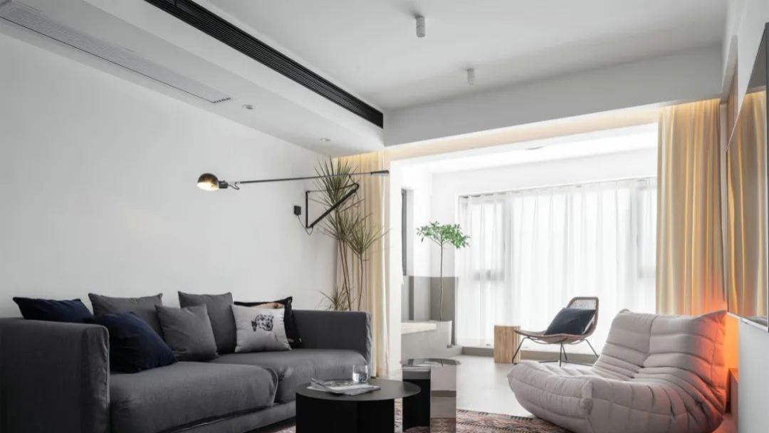 眼前一亮！从单调到质感的黑白配，这个90后的家百看不厌