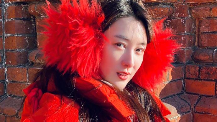 马苏|41岁马苏晒紧身包臀照，身材火辣似少女，上万包包太抢眼