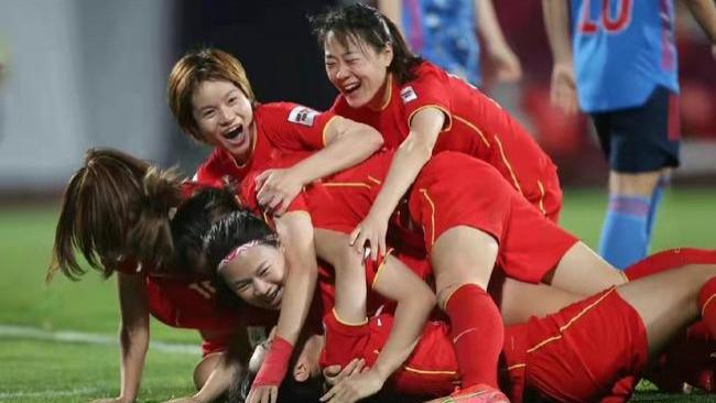 中国女足|让个王霜两度扳平！中国女足点球击败日本队，人民日报：不屈女足是榜样！