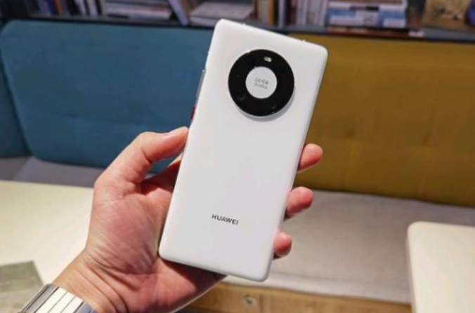 5G|华为Mate50Pro即将上线，一体沉浸式屏幕加持，5G实现新渠道