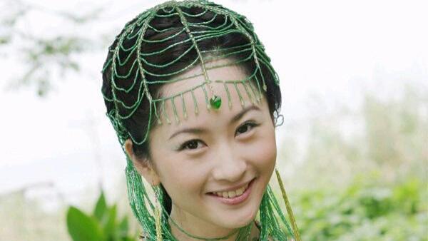 景甜|同样头顶“网兜”，贾静雯经典、邓萃雯毁形象，刘诗诗景甜太累赘