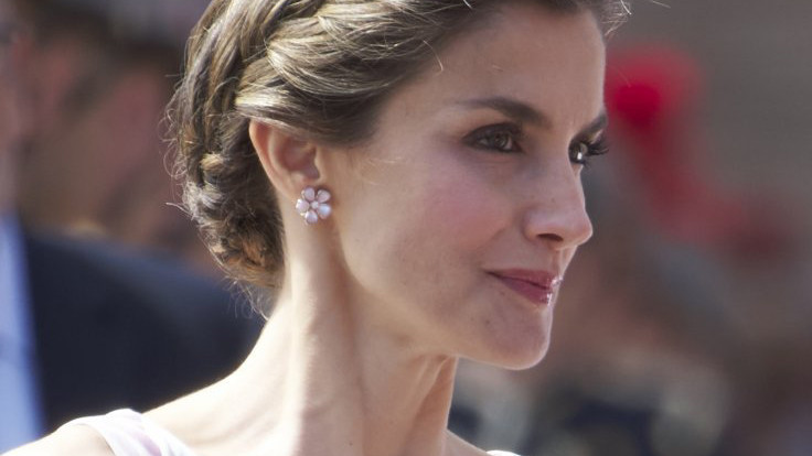 老字号 西班牙王后真是一个时髦精！相同连衣裙搭不同发型，结果依旧时尚