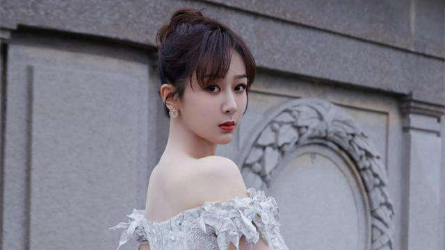 杨紫|杨紫现身环球影城被偶遇，状态良好获称赞，却因私服被吐槽