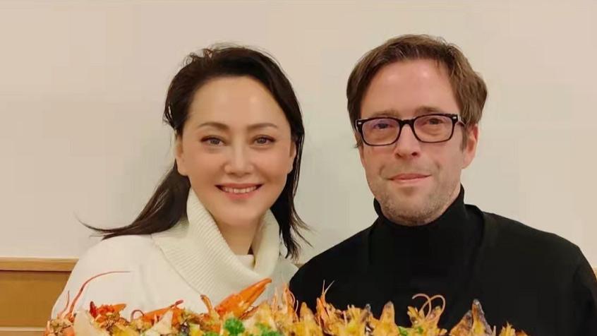 柳条|60岁大宋佳与二婚老公同框，皮肤细嫩似少女，在国外靠卖衣服赚钱