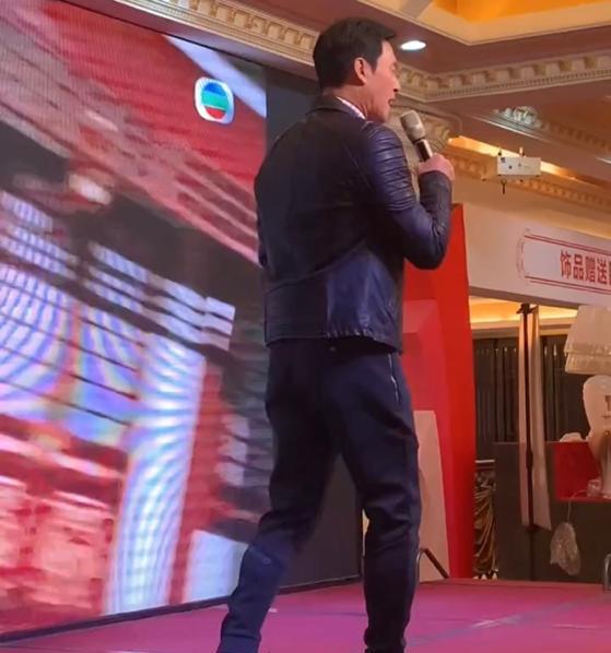 张国强|64岁张国强东莞献唱，一头黑发精神抖擞，角色“慕容复”被称经典