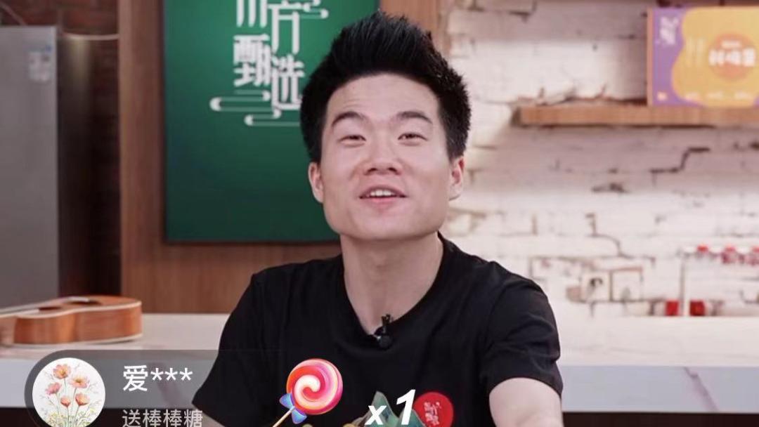 |东方甄选直播间人气高达六十万人，主播当场哭了，非常想念之前的同事