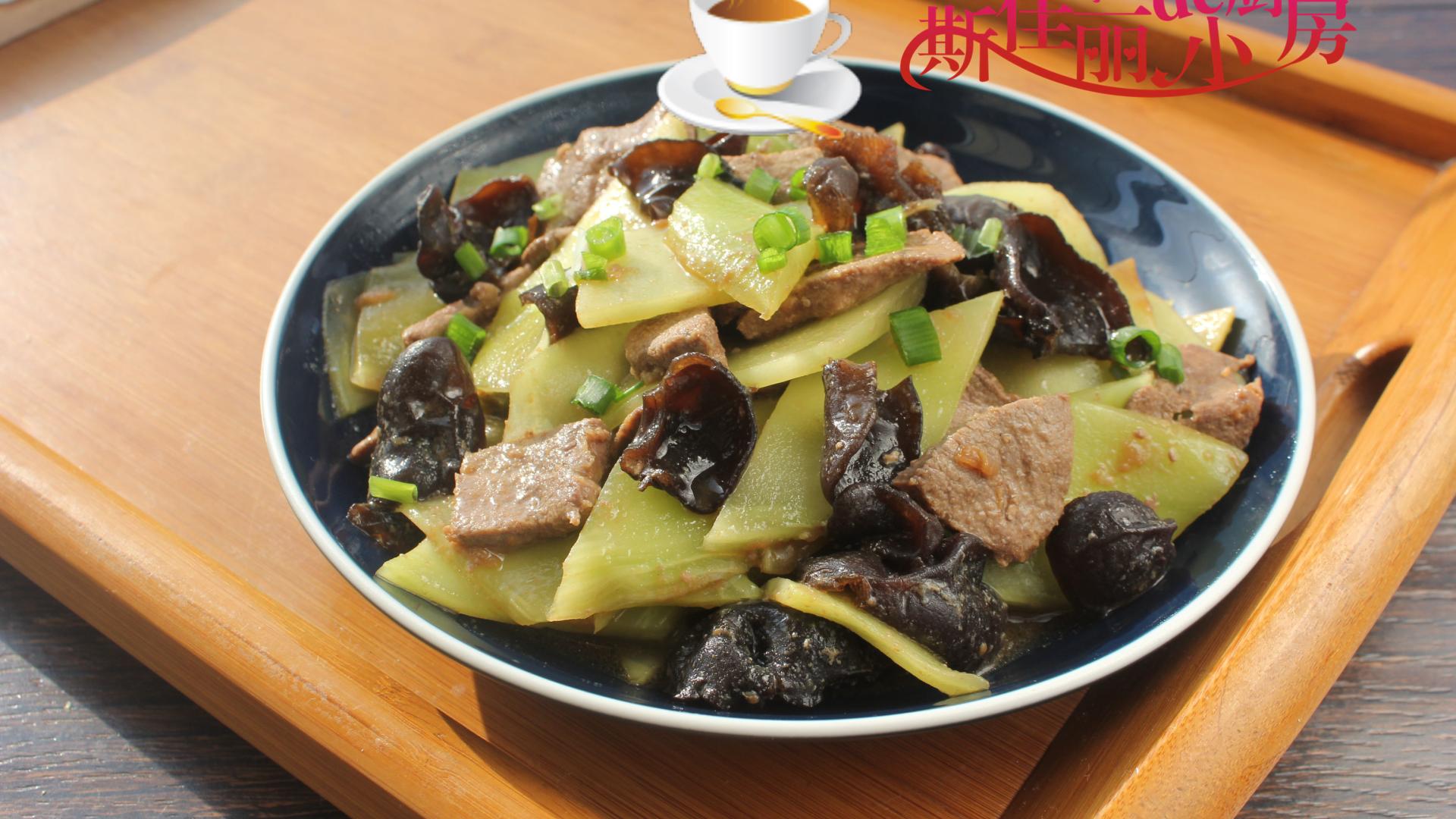 猪肝|这三样食材一起炒鲜美极了，简单美味又营养，孩子常吃护肝视力好