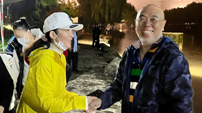 张敏深夜河边放生！穿防风外套戴鸭舌帽被吐槽，54岁生图素颜瞬间老10岁