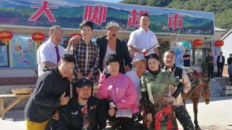 谢广坤|“谢飞机”长大了，1米7身高搭档谢广坤，网友：多年爷孙变父子