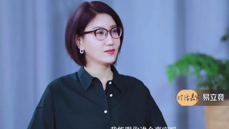 郭德纲|凤凰卫视美女记者不专业，如果换易立竞采访郭德纲，画面太美