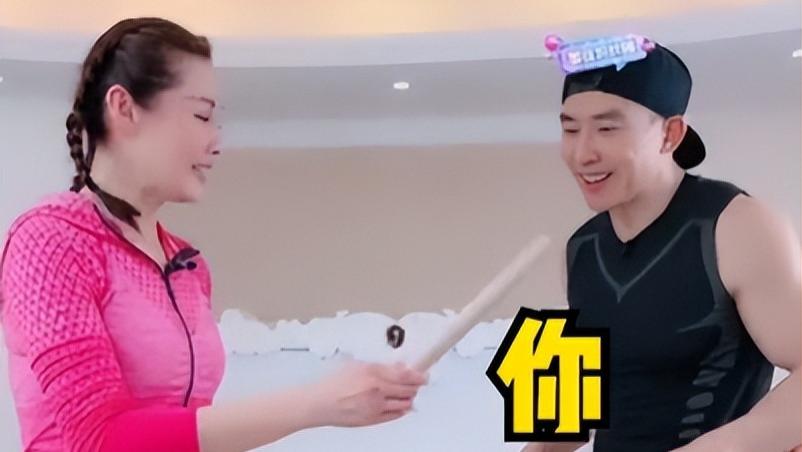 刘畊宏|刘畊宏跪鸡蛋壳上求饶！老婆拿擀面杖好霸气，身材紧致双腿修长