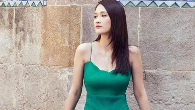 陈乔恩|42岁陈乔恩街拍照火了，穿绿色连衣裙摆拍，网友：拍照太俗气