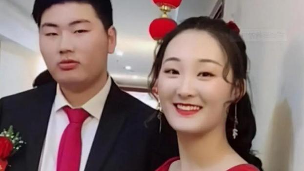 杭州|陈亚男杭州买大跃层，带父母移居疑想摆脱过去，母亲身上金饰抢镜