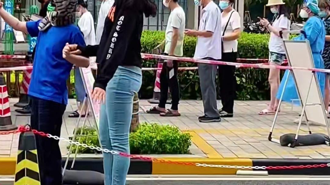 刘晏含|路人视角的刘晏含，做核酸都在拍段子，社交能力让人惊叹
