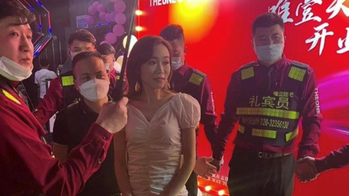 杨思琦|43岁香港小姐杨思琦广州夜店性感登台，观众情绪激动脱衣支持！