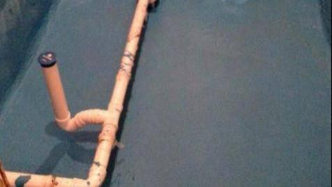 楼上住户要把阳台改成厕所，老婆笑着同意，半月后邻居哭着拆了！