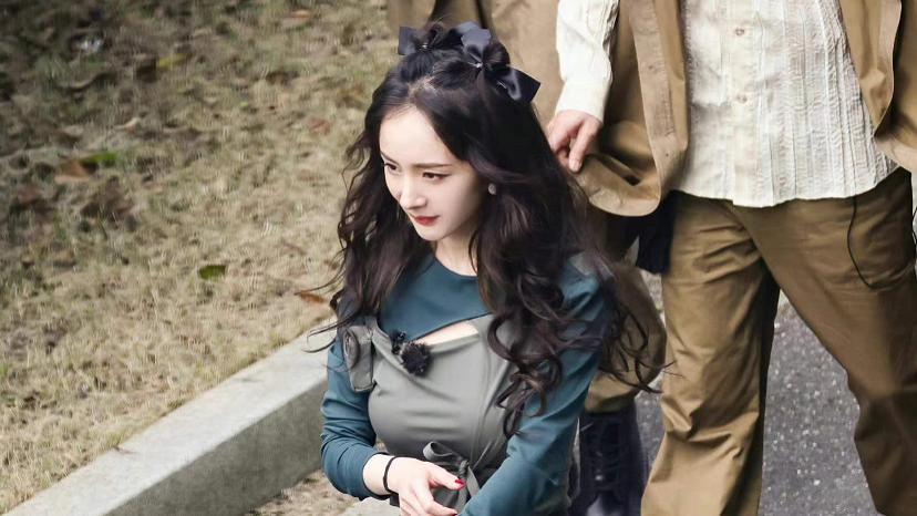 杨幂|杨幂《密逃》路透照曝光，前凸后翘撑爆紧身衣，狐狸眼妩媚勾人