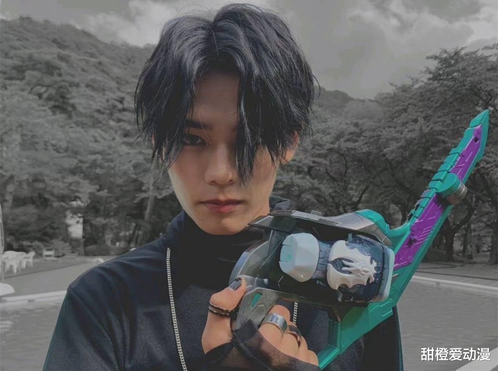 acgn漫评|大二可能真要黑了，暴打一辉，神圣live对决revice最终形态！