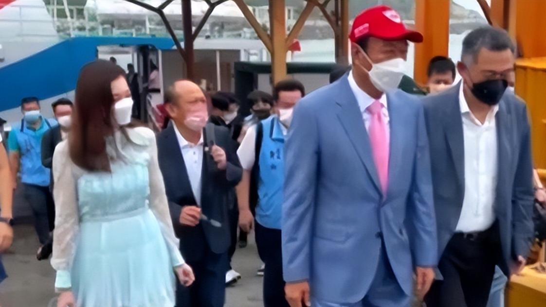 曾馨莹|富士康老板娘穿浅色短裙，郭董穿蓝色西装同行，相差24岁无违和感