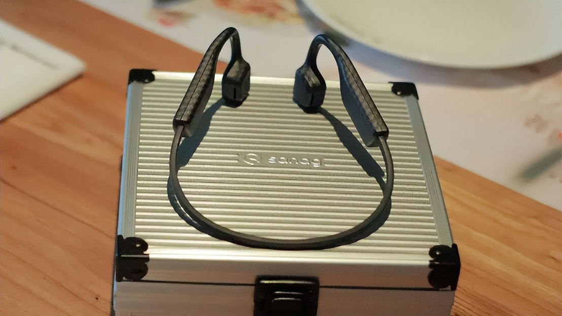 耳机|耳机新体验,不震不痒不压耳,挂脖一天不想摘