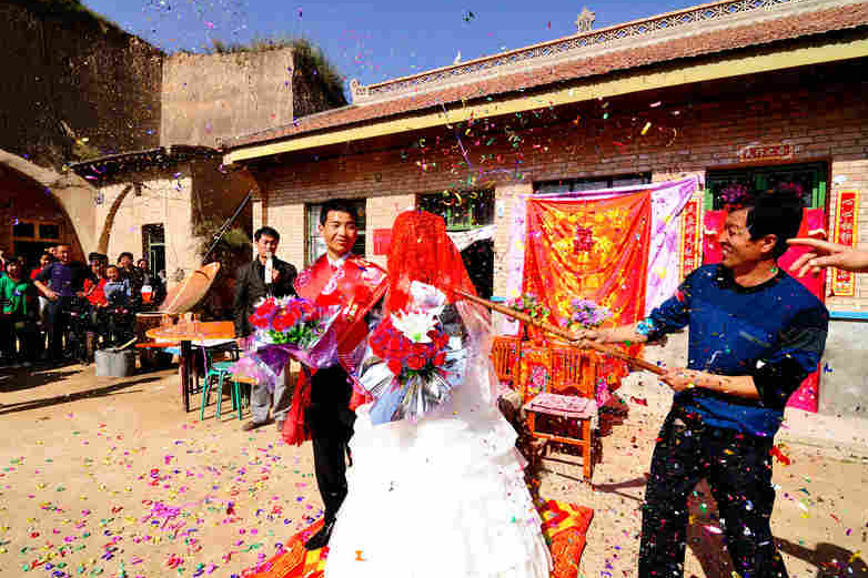 父母竭力帮助儿子娶了媳妇，媳妇进门百般刁难公婆