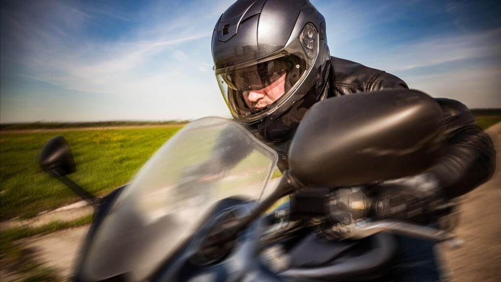 连体|摩托赛车时速超过300公里，人摔出去却没事！赛车皮衣有多厉害？