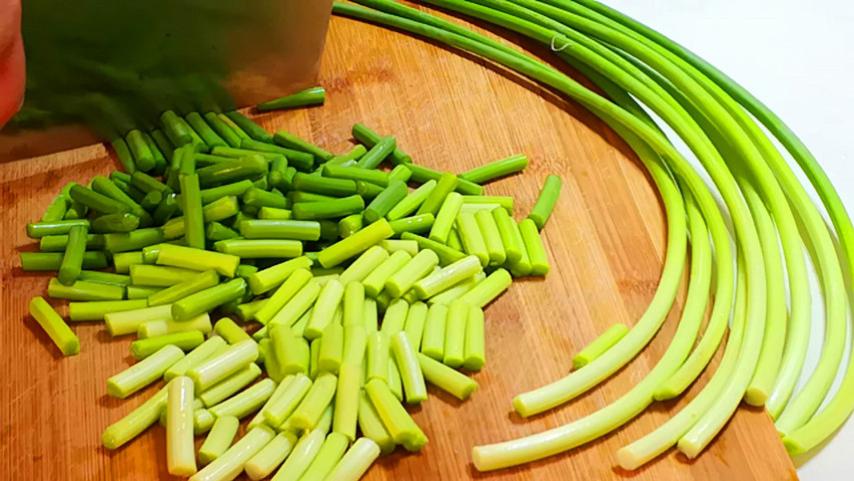 蒜苔|腌蒜苔好吃原来有秘诀，奶奶用了30年的秘方，腌好后不辣心还特脆